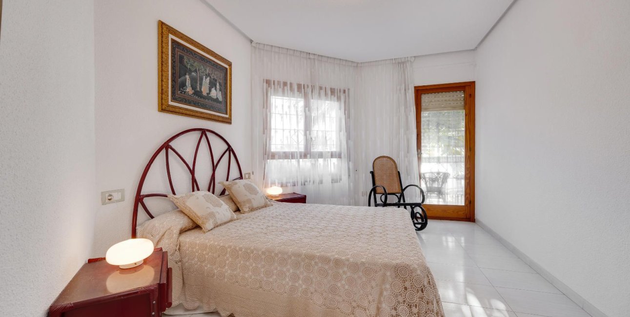 Resale - Villa -
Santa Pola