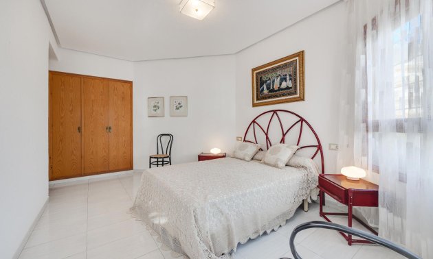 Resale - Villa -
Santa Pola