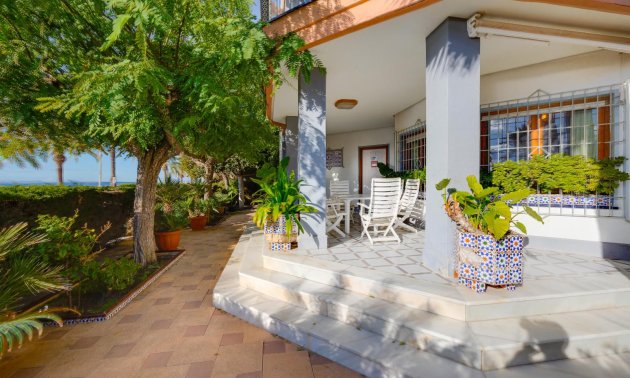 Resale - Villa -
Santa Pola