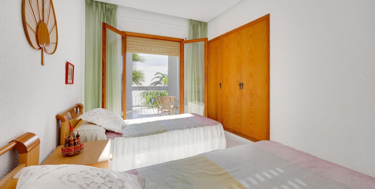 Resale - Villa -
Santa Pola