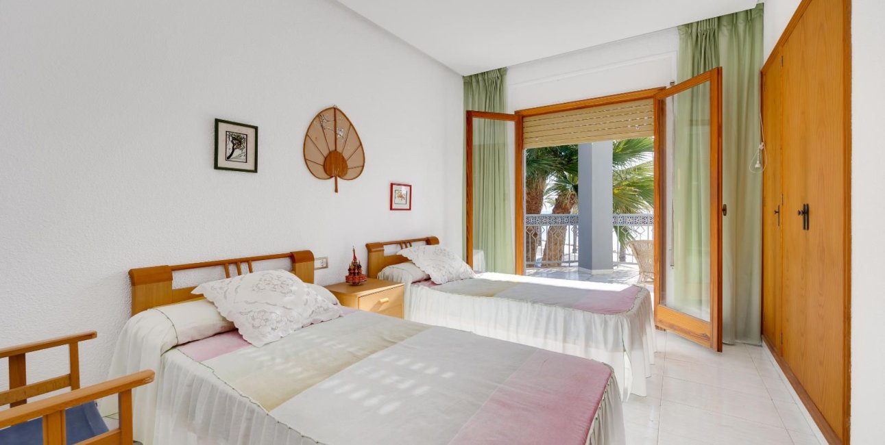 Resale - Villa -
Santa Pola