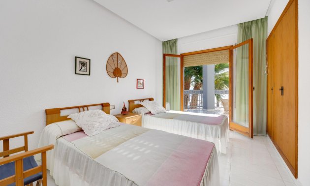 Resale - Villa -
Santa Pola