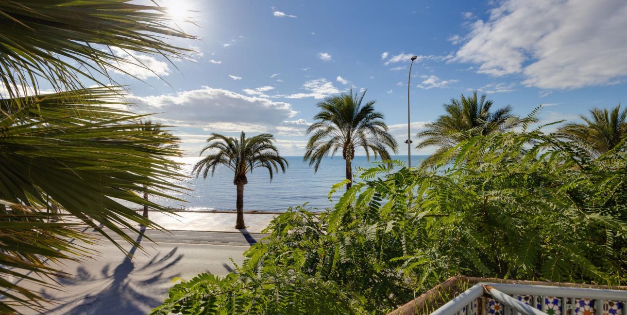 Resale - Villa -
Santa Pola