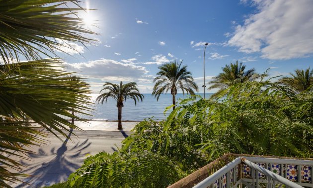 Resale - Villa -
Santa Pola