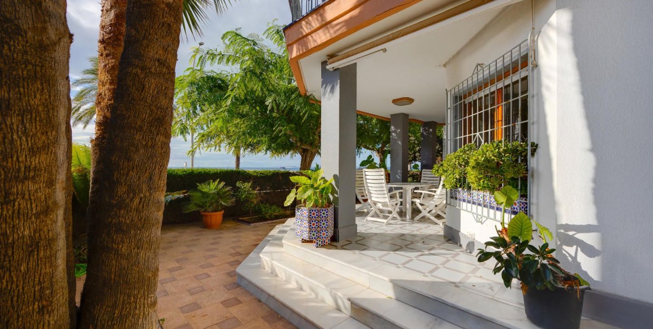 Resale - Villa -
Santa Pola