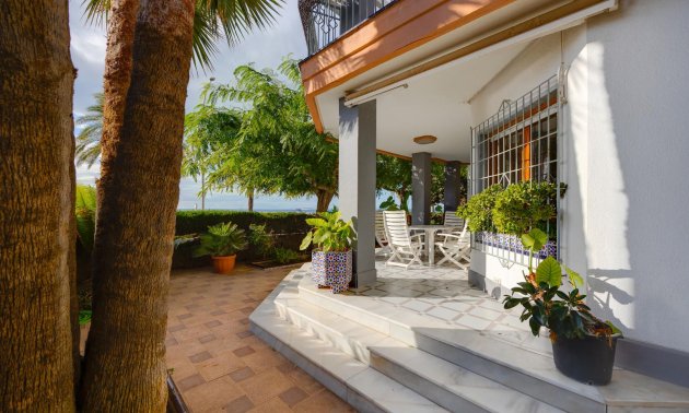 Resale - Villa -
Santa Pola