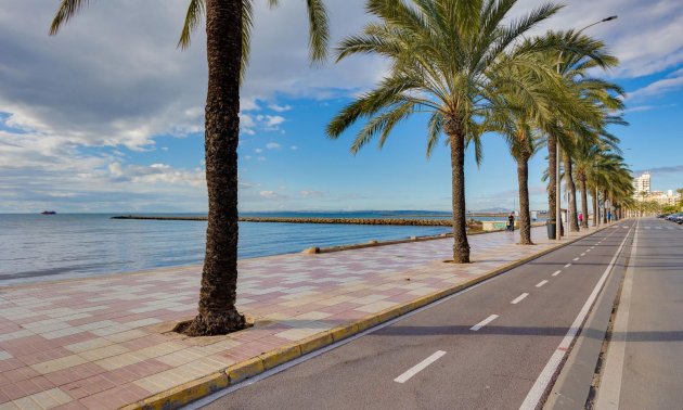 Resale - Villa -
Santa Pola