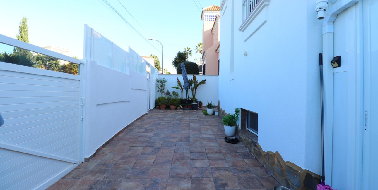 Resale - Villa -
Orihuela Costa - Villamartin