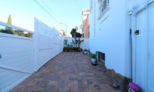 Resale - Villa -
Orihuela Costa - Villamartin