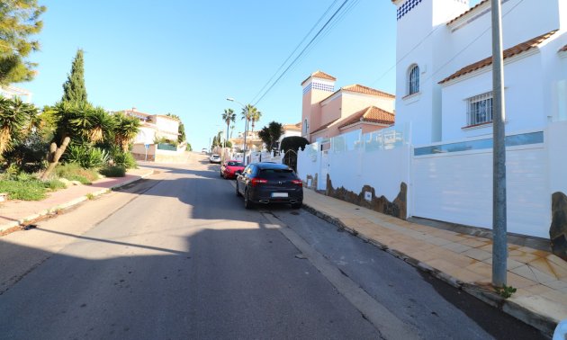 Resale - Villa -
Orihuela Costa - Villamartin