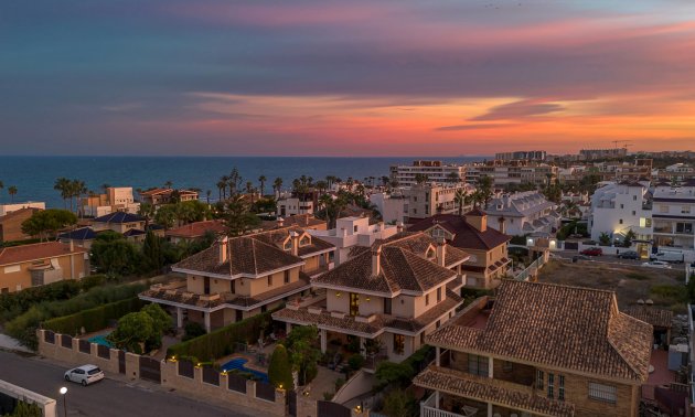 Resale - Villa -
Torrevieja - La Veleta