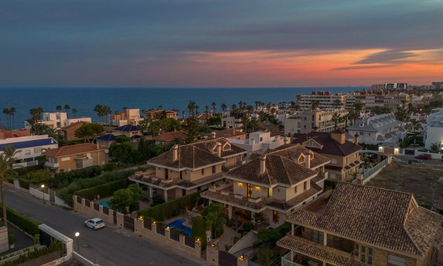 Resale - Villa -
Torrevieja - La Veleta