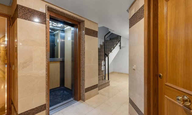 Reventa - Apartamento / piso -
Torrevieja - Paseo maritimo