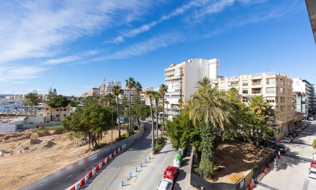 Reventa - Apartamento / piso -
Torrevieja - Paseo maritimo