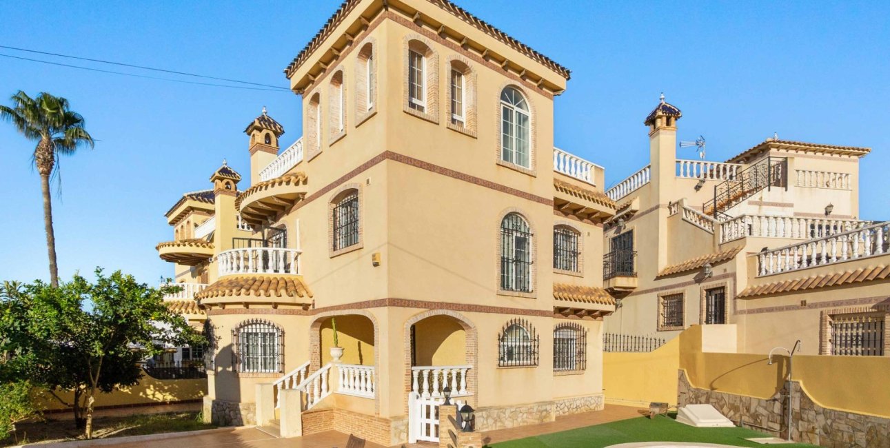 Resale - Villa -
Orihuela Costa - Los Almendros-La Florida