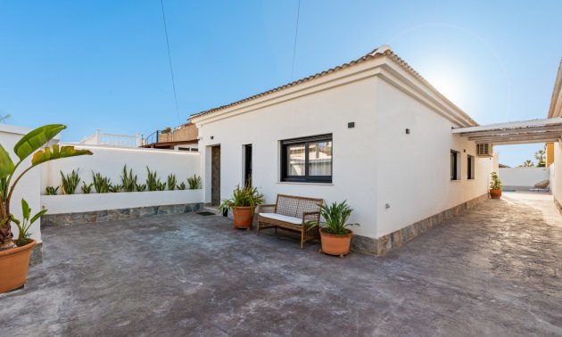 Resale - Villa -
Torrevieja - El Chaparral