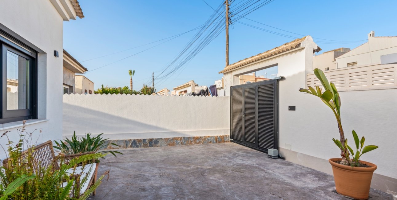 Resale - Villa -
Torrevieja - El Chaparral