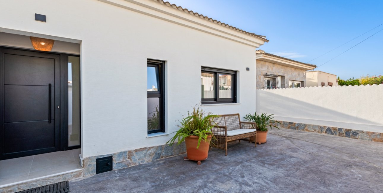 Resale - Villa -
Torrevieja - El Chaparral