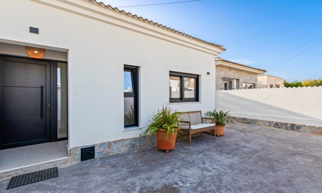 Resale - Villa -
Torrevieja - El Chaparral
