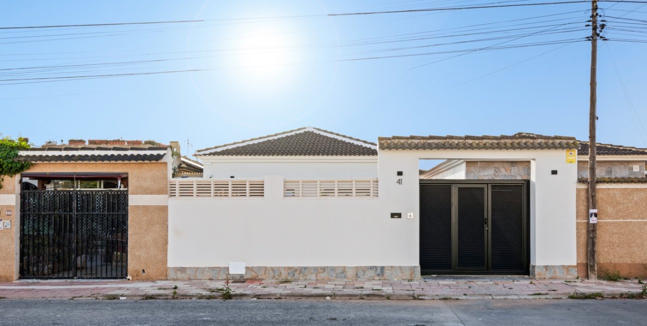 Resale - Villa -
Torrevieja - El Chaparral