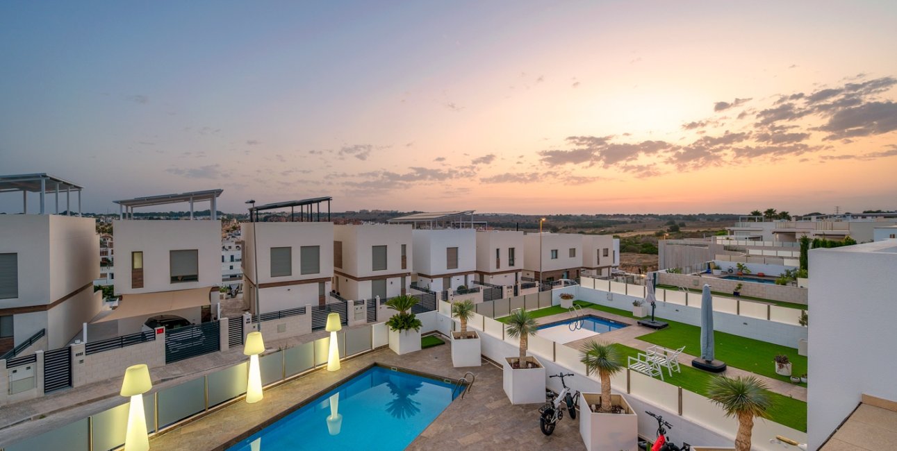 Resale - Villa -
Orihuela Costa - Villamartin