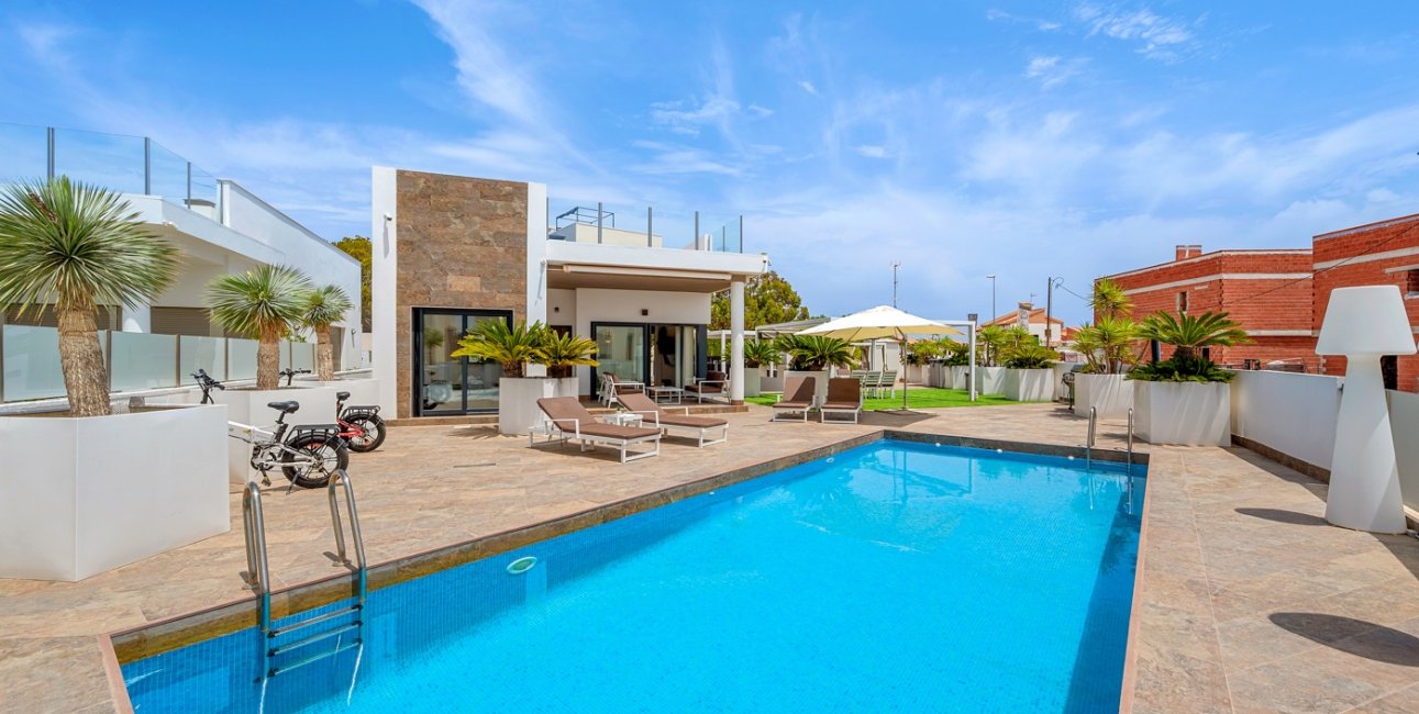 Resale - Villa -
Orihuela Costa - Villamartin