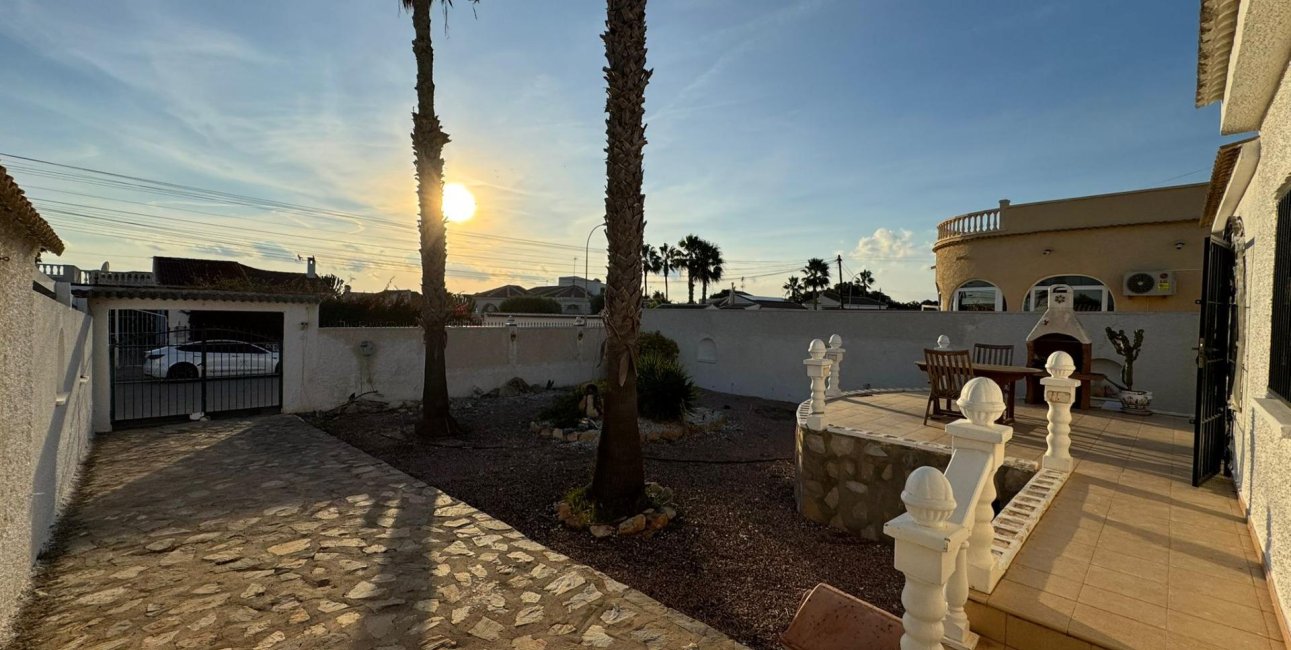 Resale - Villa -
Torrevieja - San Luis - Chaparal