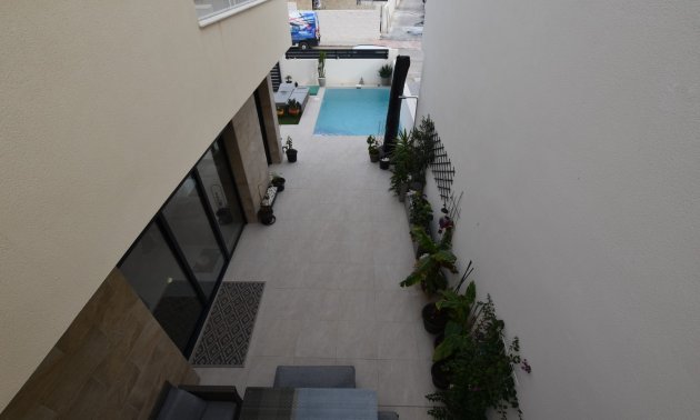 Rynek wtórny - Willa -
Los Montesinos - La Herrada