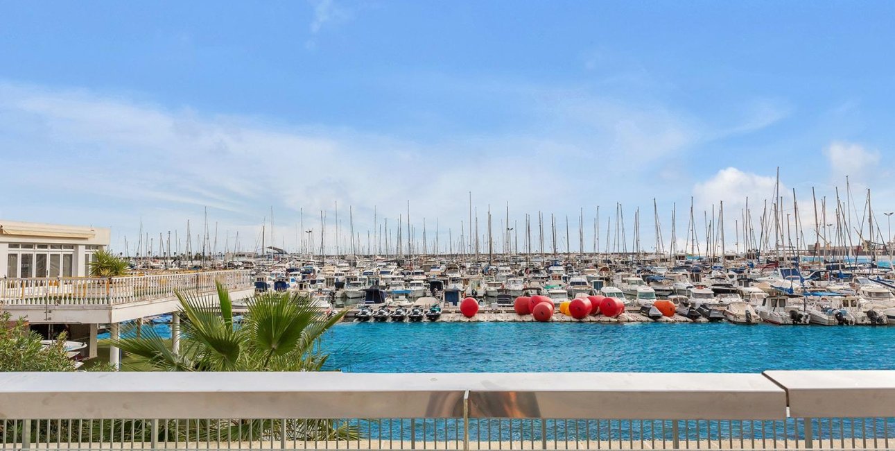 Resale - Apartment / flat -
Torrevieja - Paseo maritimo