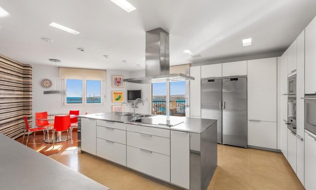 Resale - Apartment / flat -
Torrevieja - Paseo maritimo