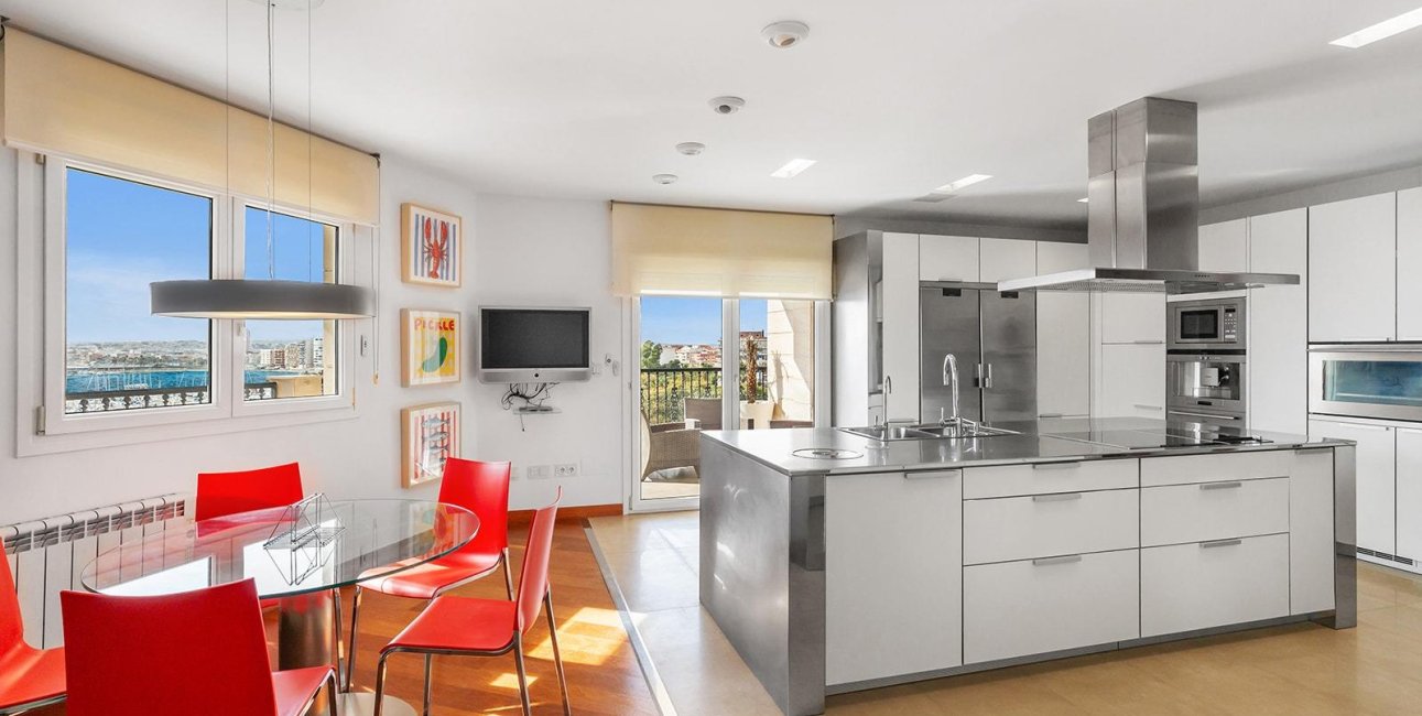 Resale - Apartment / flat -
Torrevieja - Paseo maritimo