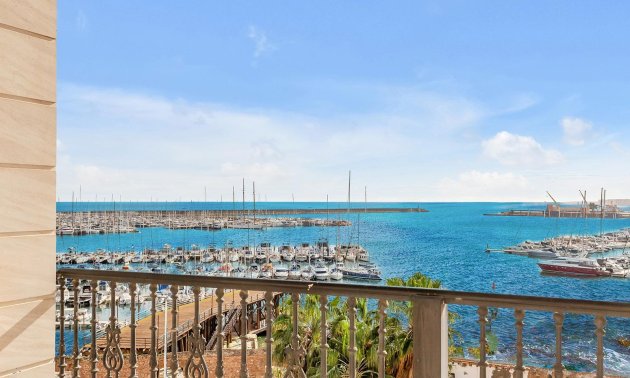 Resale - Apartment / flat -
Torrevieja - Paseo maritimo
