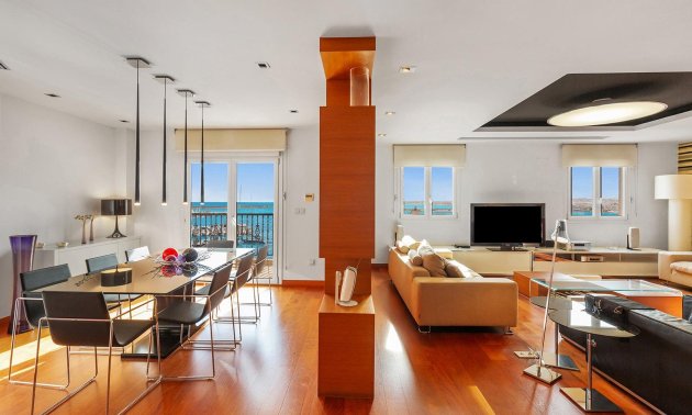 Resale - Apartment / flat -
Torrevieja - Paseo maritimo