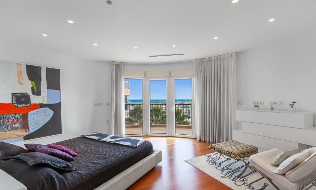 Resale - Apartment / flat -
Torrevieja - Paseo maritimo