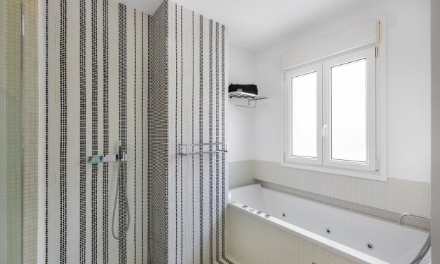 Resale - Apartment / flat -
Torrevieja - Paseo maritimo