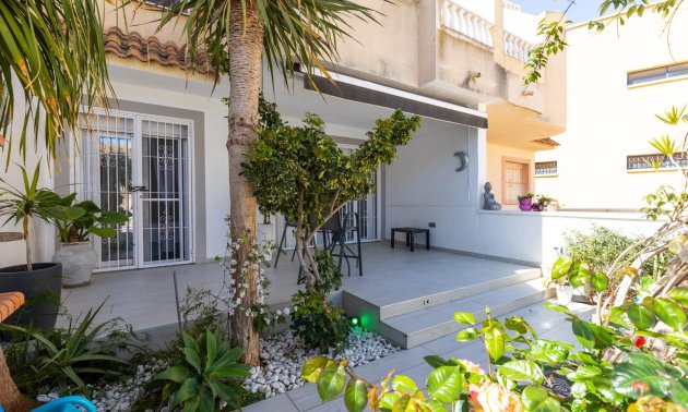 Resale - Bungalow -
Guardamar del Segura - Urbanizaciones