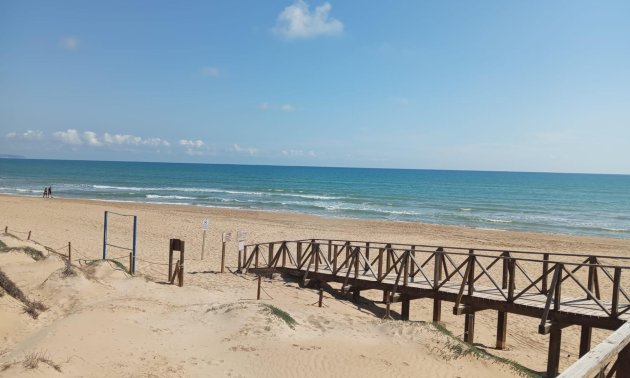 Resale - Bungalow -
Guardamar del Segura - Urbanizaciones