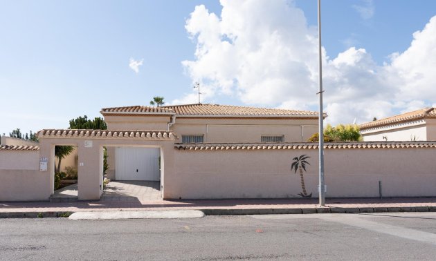 Resale - Villa -
Orihuela Costa - Playa Flamenca