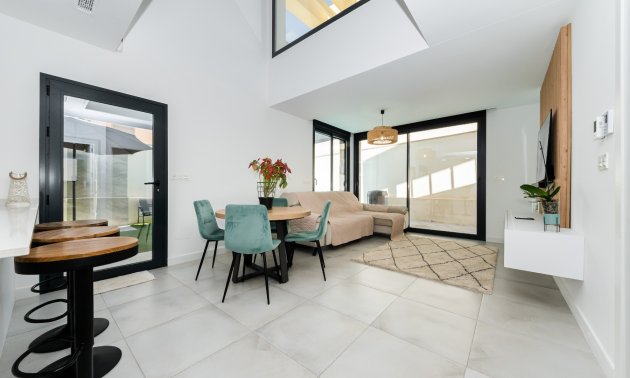 Reventa - Villa -
Los Montesinos - La Herrada