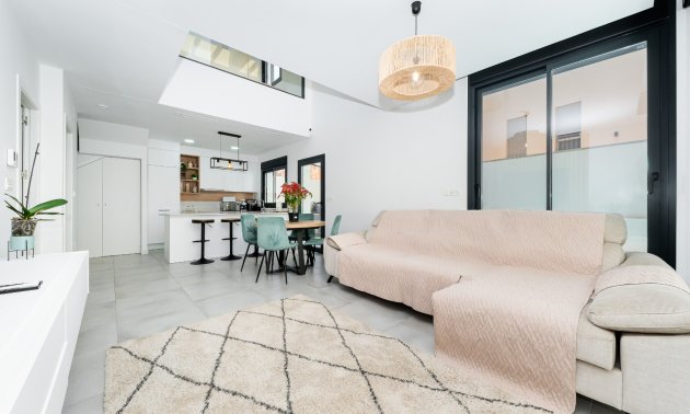 Reventa - Villa -
Los Montesinos - La Herrada