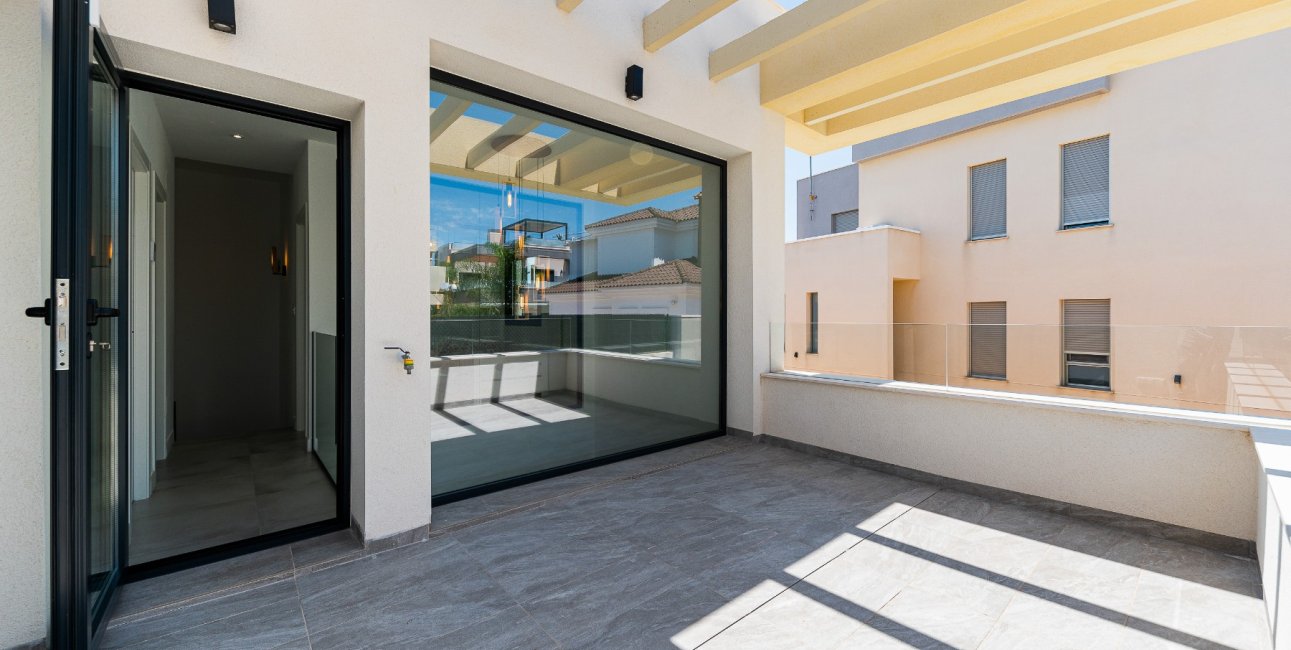 Reventa - Villa -
Los Montesinos - La Herrada