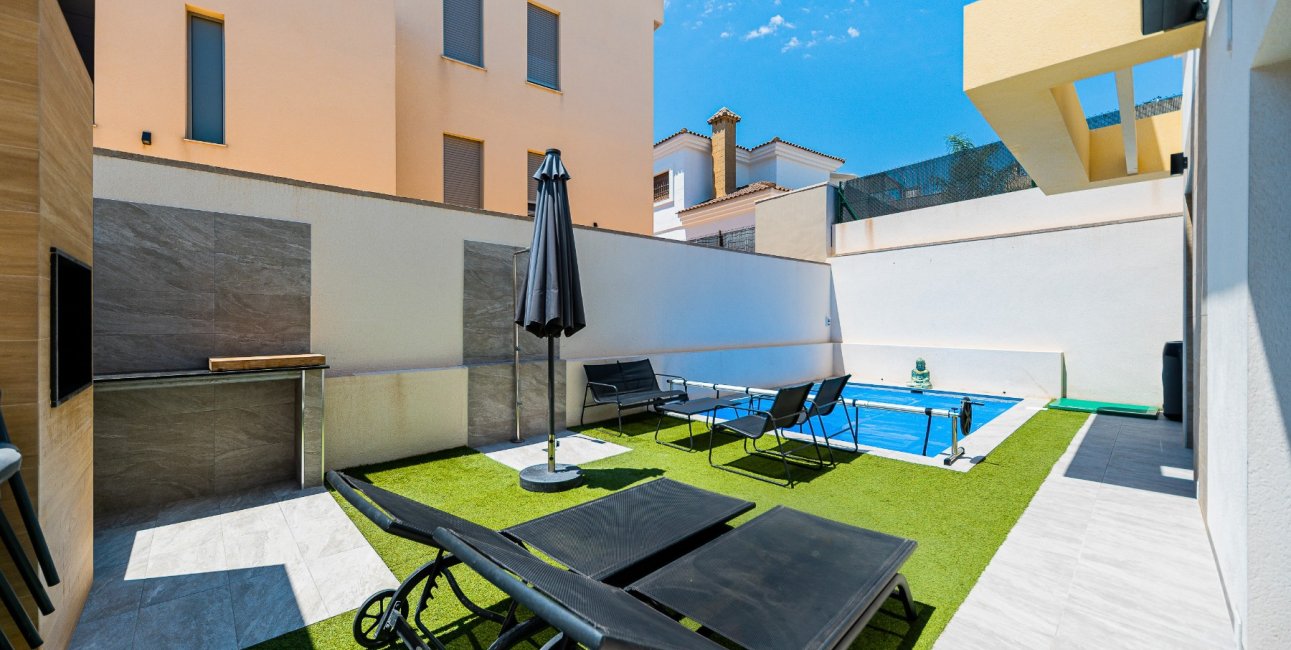 Reventa - Villa -
Los Montesinos - La Herrada