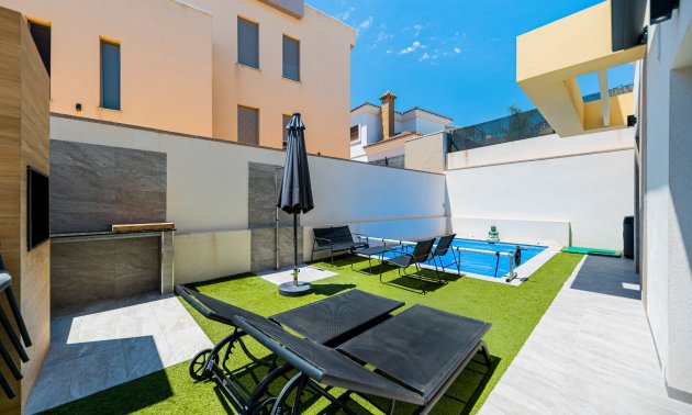 Reventa - Villa -
Los Montesinos - La Herrada