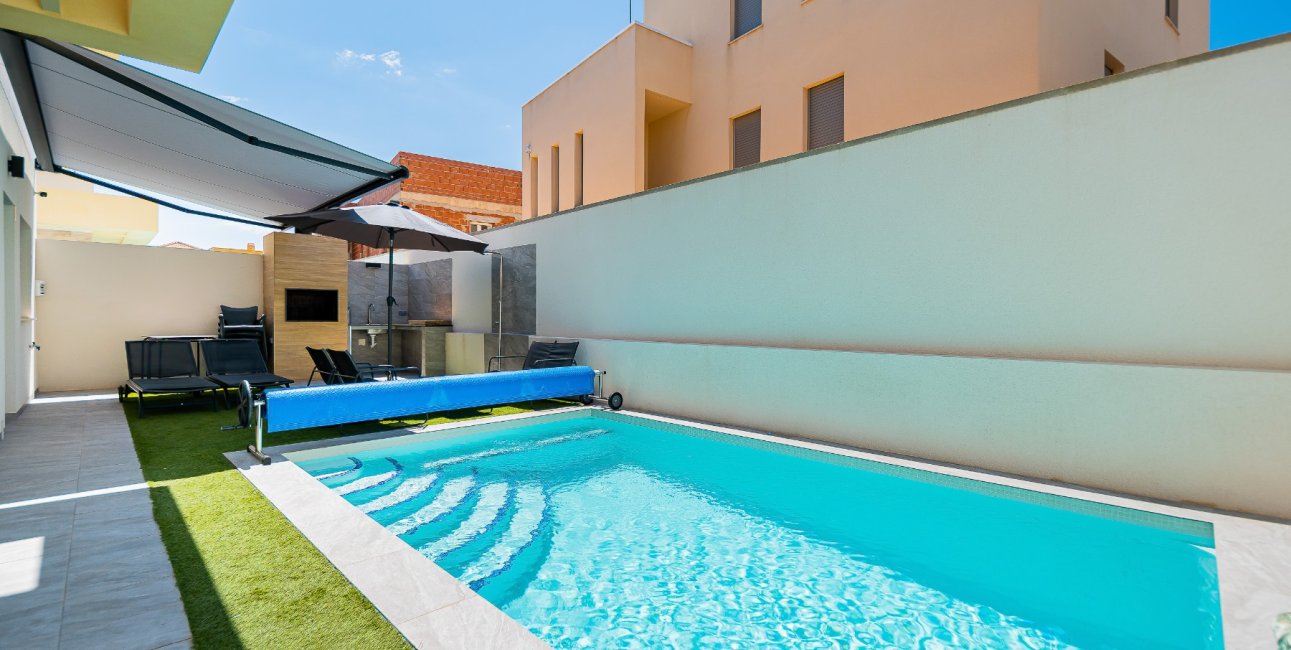 Reventa - Villa -
Los Montesinos - La Herrada