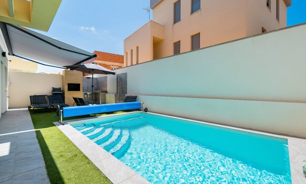 Reventa - Villa -
Los Montesinos - La Herrada