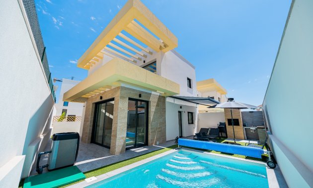 Reventa - Villa -
Los Montesinos - La Herrada