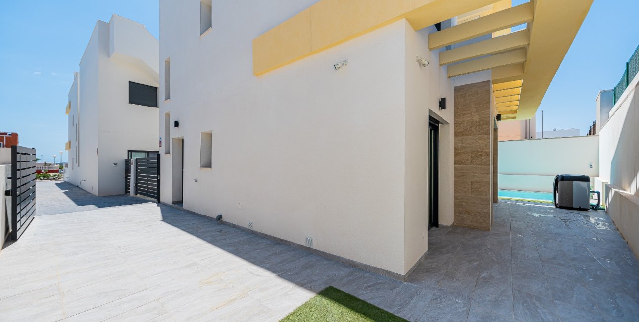 Reventa - Villa -
Los Montesinos - La Herrada