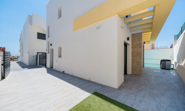 Reventa - Villa -
Los Montesinos - La Herrada