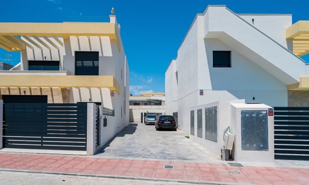 Reventa - Villa -
Los Montesinos - La Herrada
