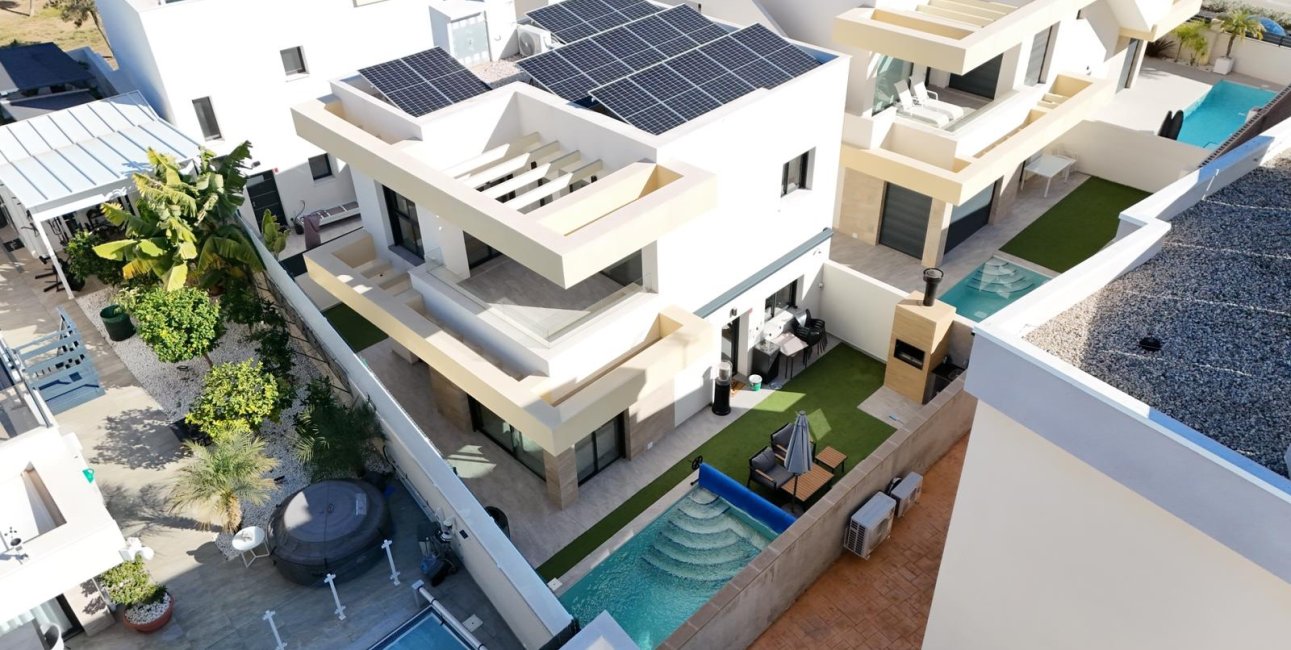 Reventa - Villa -
Los Montesinos - La Herrada